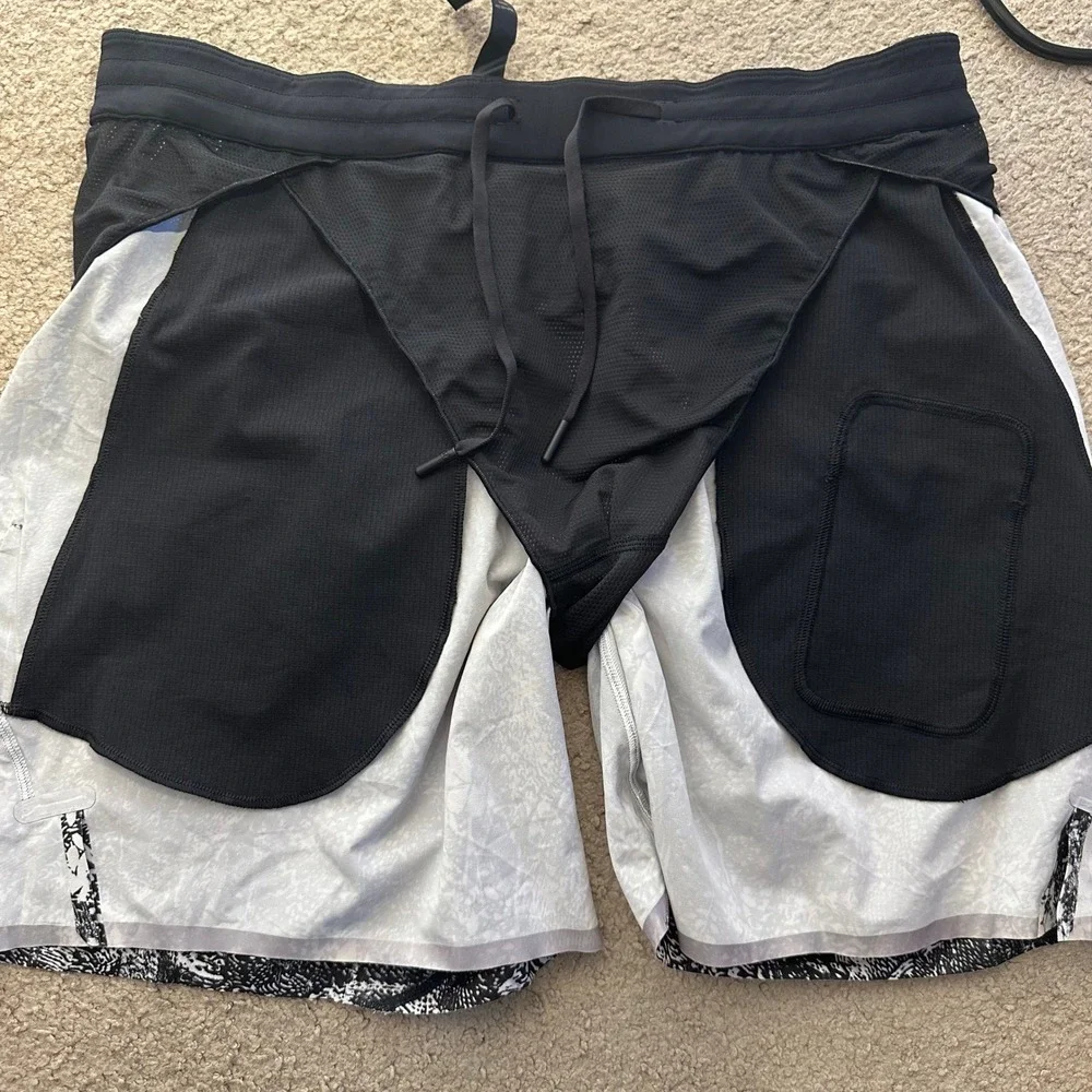 Lululemon Cross Channel Shorts 7 Mens XL Black White Floral Forest Print